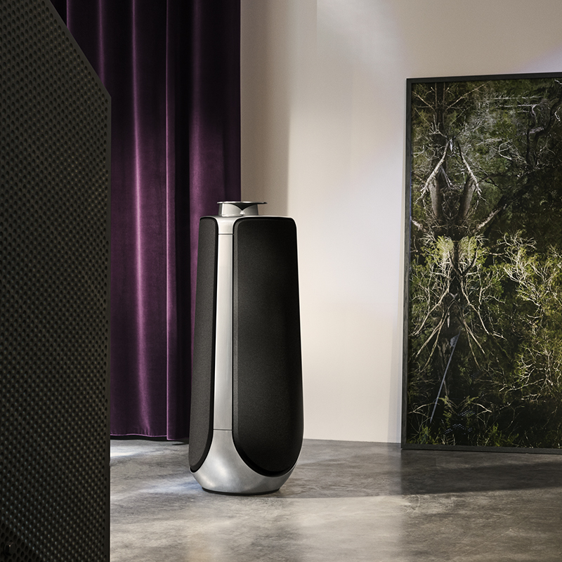 Beolab 50 i rum med lilla gardiner bagved