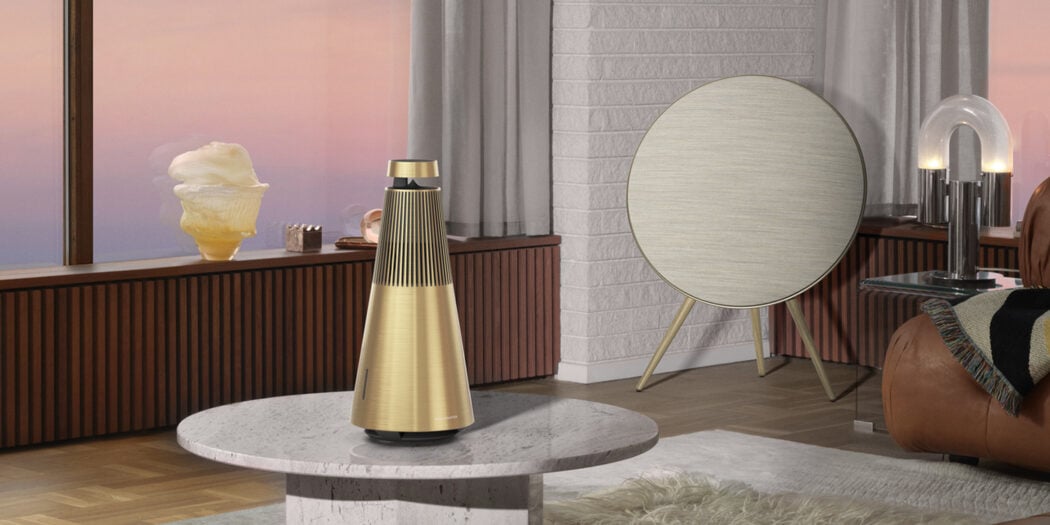 Beosound 2 Gold Tone paa sofabord Beosound A9 - B&O