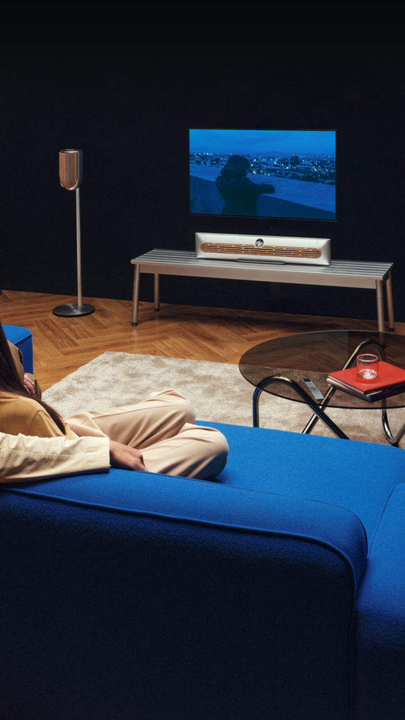 Beosound-Premiere-med fjernsyn-bagved-bord