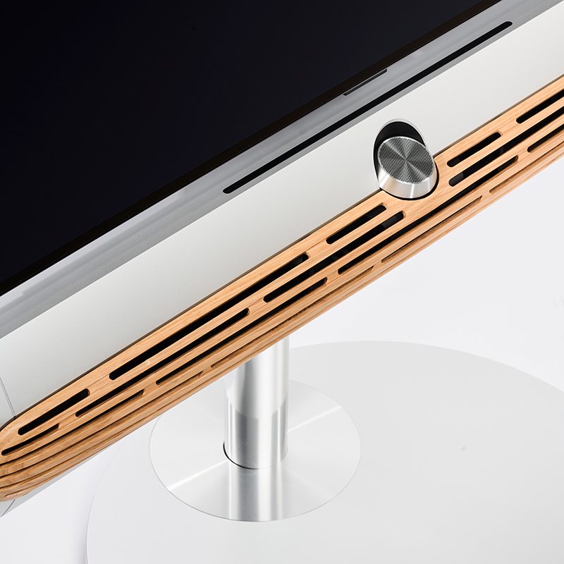 Beosound Premiere Oak Bang Olufsen med LG OLED TV Close-up