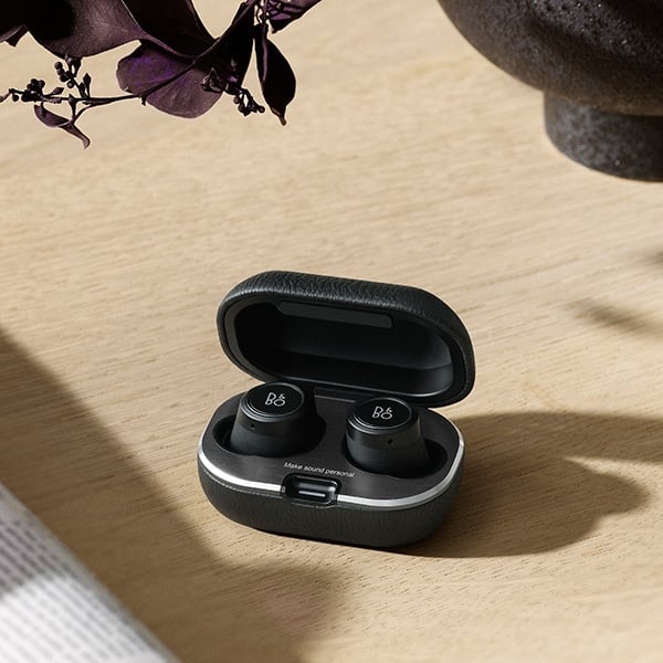 Indgravering fra B&O på et sæt Beoplay E8 - Firmajulegaver