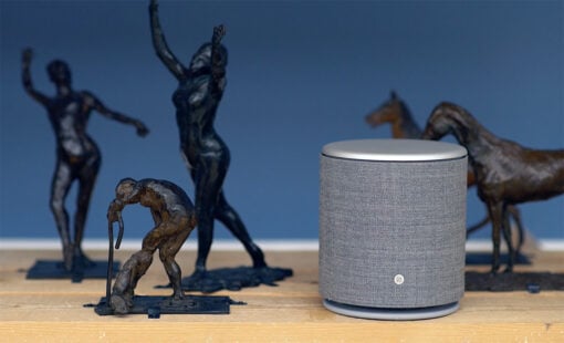BeoPlay M5 i natural med statuer på Glyptoteket