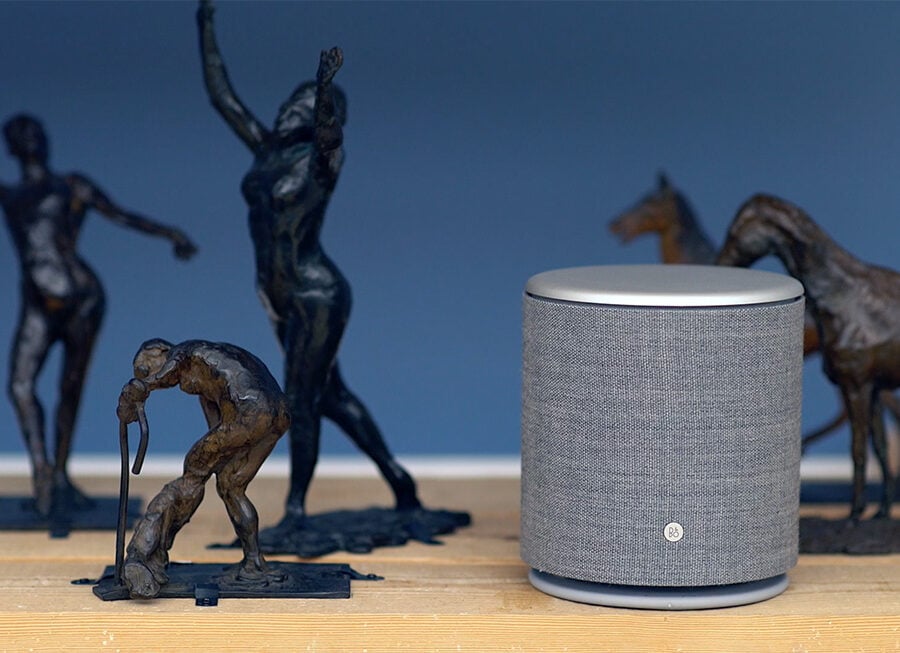 BeoPlay M5 i natural med statuer på Glyptoteket