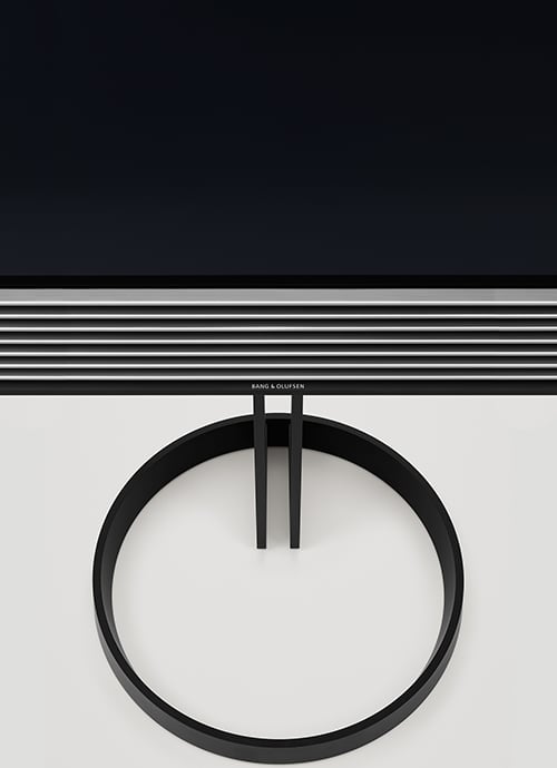 beovision horizon closeup af hoejttaler og gulvstand - B&O